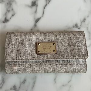 Michael Kors Signature Jet Set Logo Wallet Snap Front in Natural